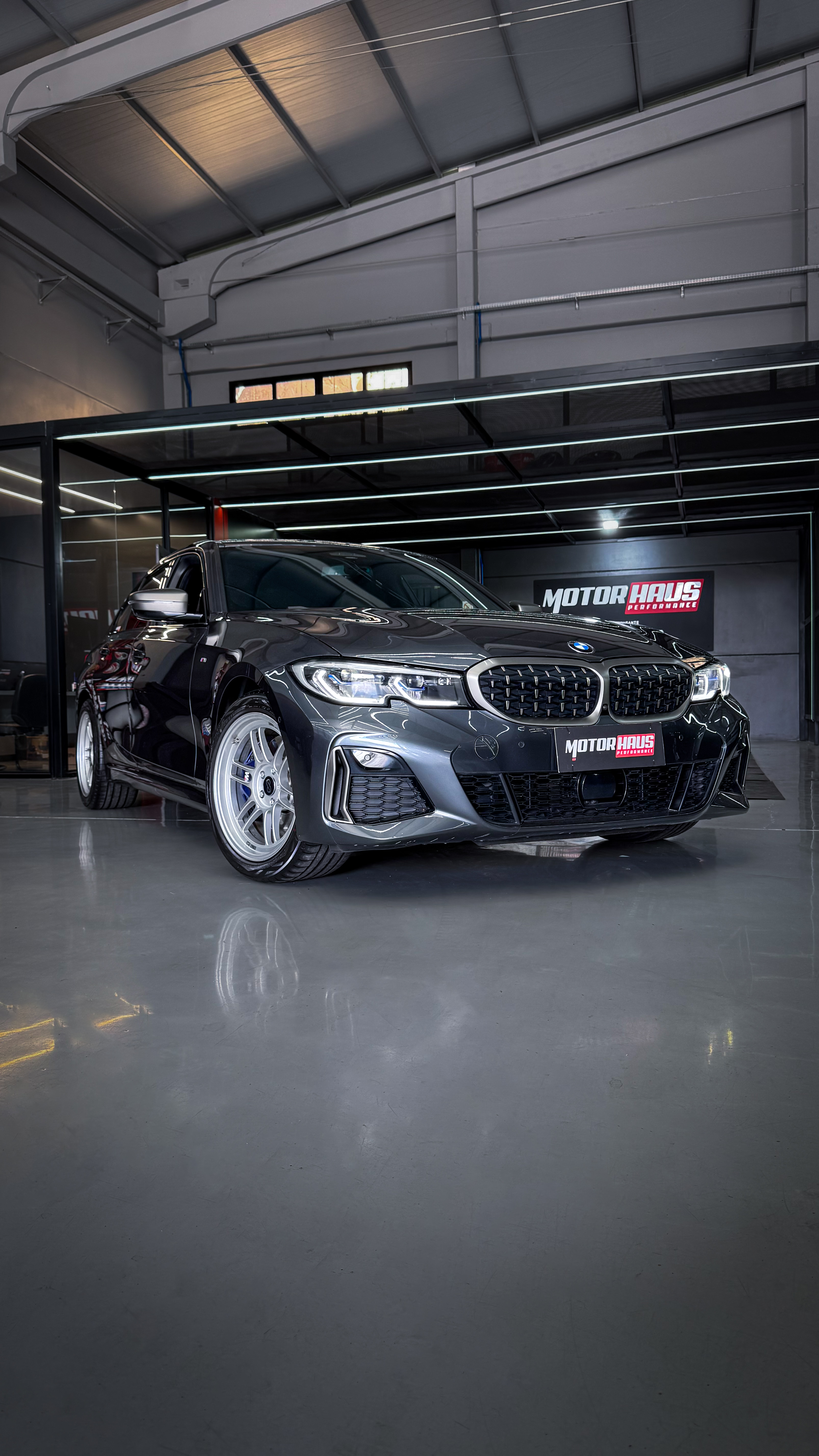 BMW M340i preparado no showroom da Motorhaus Performance